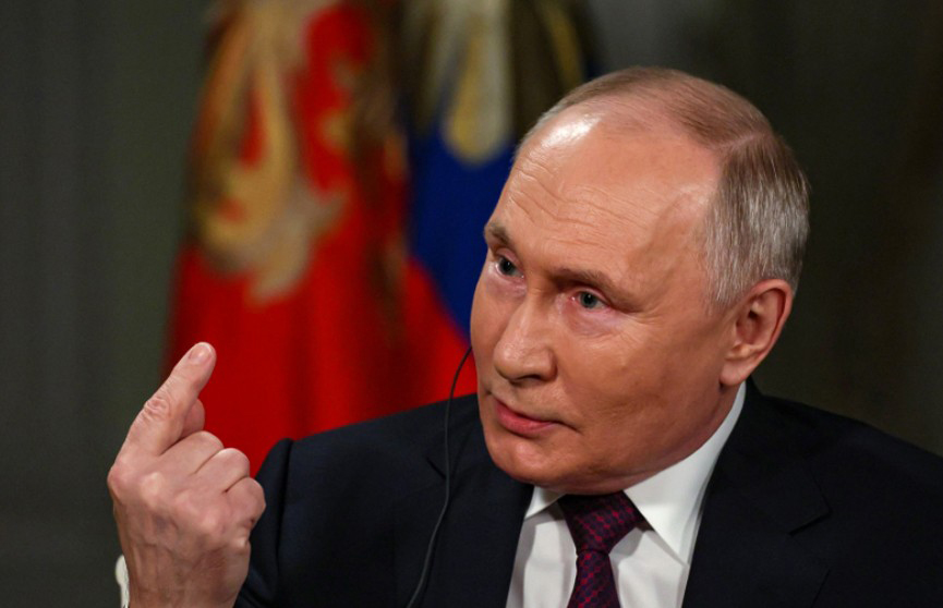 В Кремле рассказали о серой папке, которую Путин при всех вручил Карлсону