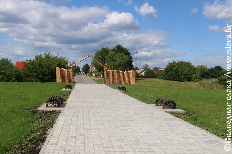 В Рогачеве скамейки установили,  а про урны забыли?