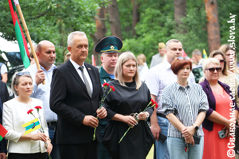 Символ офицерской чести: в Рогачеве увековечили подвиг Петровского