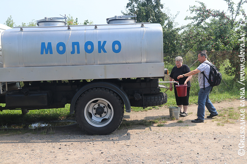 В зной – с водой: рогачевский филиал «Жлобинводоканал» и Рогачевский МКК доставляют сельчанам воду