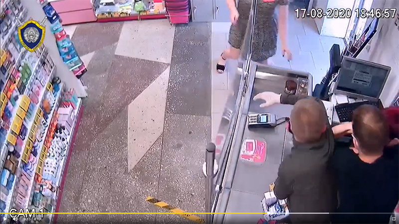Второе разбойное нападение за сутки в Минске: в магазине двое мужчин потребовали передать им деньги из кассы, угрожая горлышком разбитой бутылки