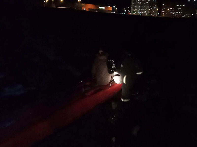 «Две маленькие девочки застряли по колено в грязи в поле и выбраться не могут!»: работники МЧС спасли детей