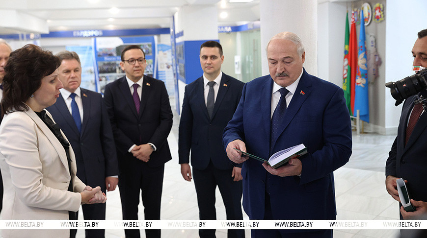 "Для меня это икона". Лукашенко рассказал, почему так требователен к учебникам