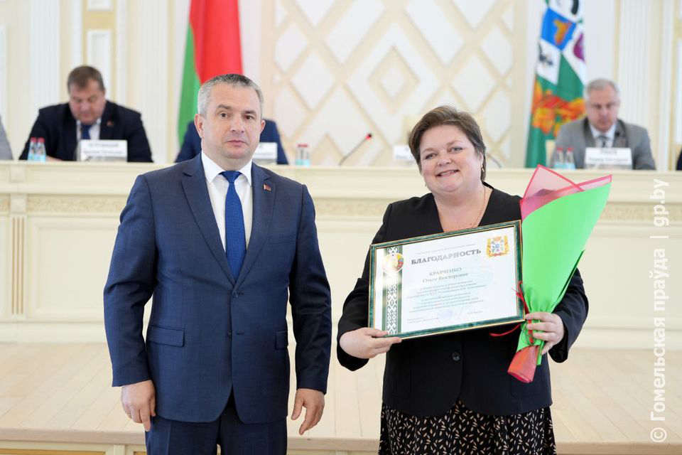 Награда из рук губернатора учителю истории средней школы № 2 г. Рогачева Ольге Кравченко