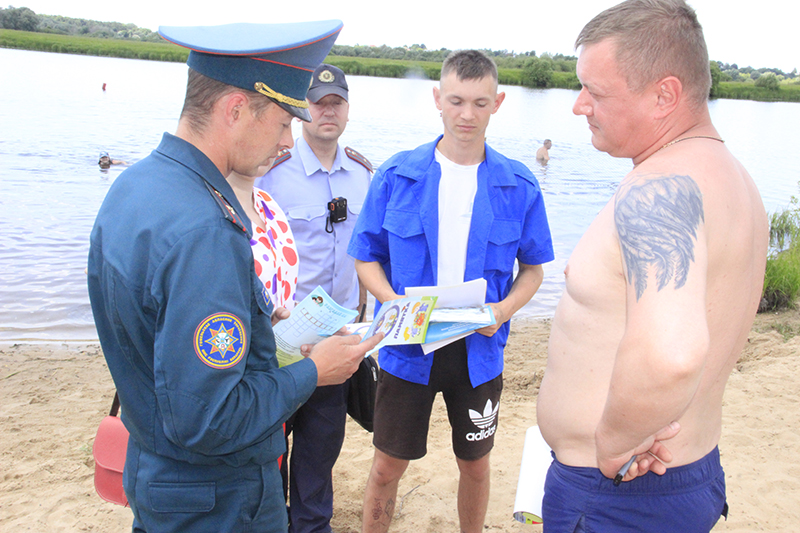 По рогачевским пляжам ходит летний патруль