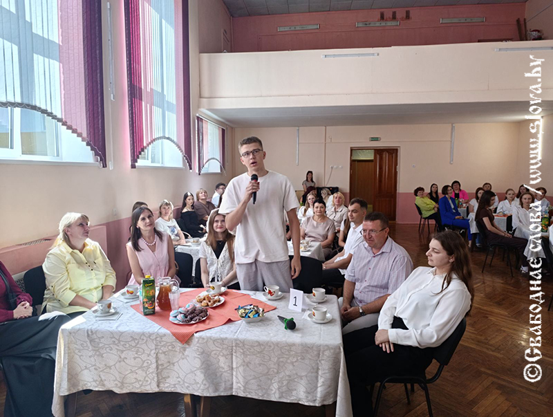 Новую смену работников учреждений образования приветствовали на Рогачевщине
