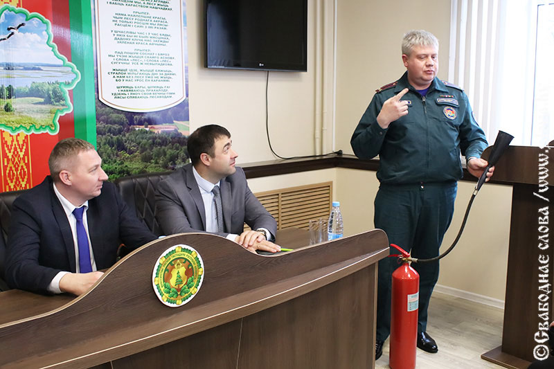 Единый день информирования на Рогачевщине. Глава района Виталий Сушко встретился с коллективом лесхоза