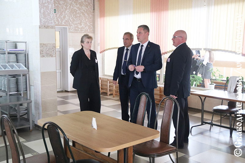 Помощник Президента – инспектор по Гомельской области Руслан Пархамович проинспектировал условия проведения ЦЭ в Рогачеве