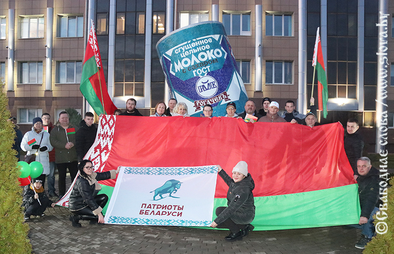 За сильную и процветающую Беларусь! В Рогачеве прошел патриотический автопробег